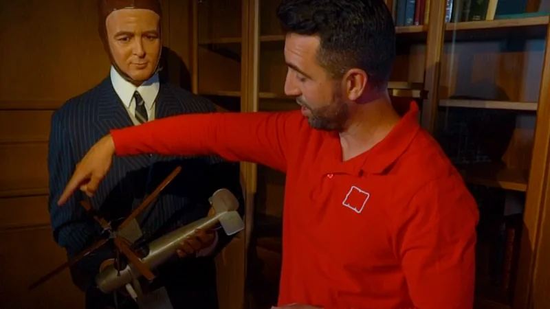 Rodaje en el Museo de Cera de Madrid: presentador señalando una pieza junto a una figura de cera